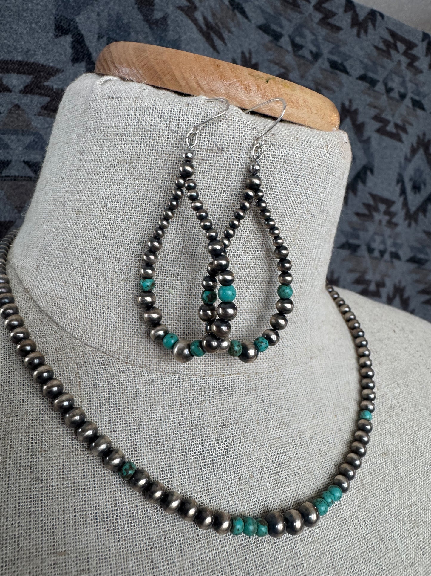 Navajo Pearl 16" (Gradual beads w/ turquoise) 2404